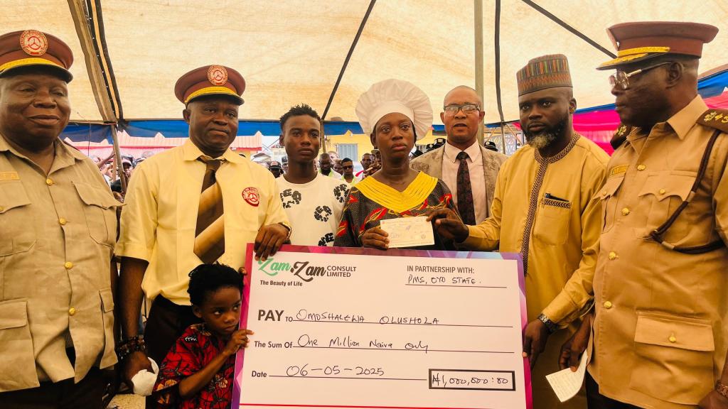 Zamzam Consult Limited presenting ₦1M insurance cheque to family of deceased Oyo PMS executive